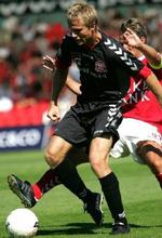 Silkeborgs Thomas Poulsen (bagerst) er i nærkamp mod AaB's Kasper Risgaard i kampen, som AaB vandt 2-0. - Foto: Jesper Nørgaard Sørensen 