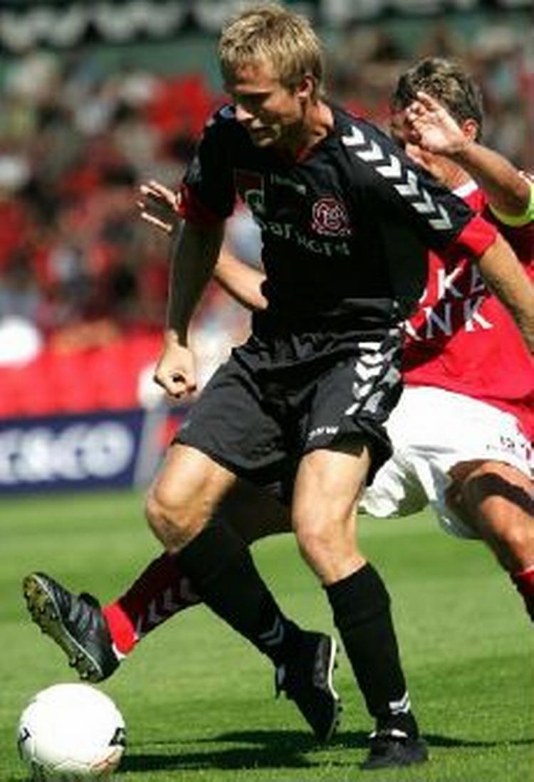 Silkeborgs Thomas Poulsen (bagerst) er i nærkamp mod AaB's Kasper Risgaard i kampen, som AaB vandt 2-0. - Foto: Jesper Nørgaard Sørensen 