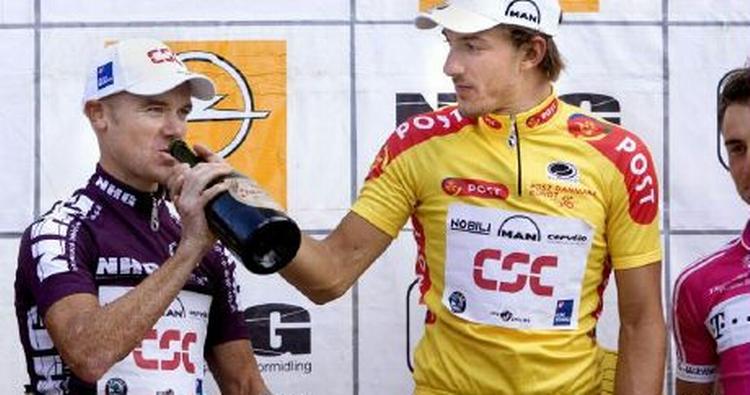 CSC's Fabian Cancellara blev den samlede vinder af det store danske etapeløb. Her giver han løbets nummer to, Stuart O'Grady, champagne. - Foto: Thomas Sjørup 