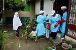 Insektbekæmpelsesmidlet DDT kan holde malariamyg væk, men er forbundet med store miljø- og sundhedsmæssige risici. Her sprøjter indonesiske frivillige insektbekæmpelse efter Tsunami-katastrofen for at undgår en malariaepidemi.   Arkivfoto: AP 