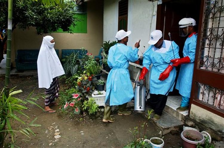 Insektbekæmpelsesmidlet DDT kan holde malariamyg væk, men er forbundet med store miljø- og sundhedsmæssige risici. Her sprøjter indonesiske frivillige insektbekæmpelse efter Tsunami-katastrofen for at undgår en malariaepidemi.   Arkivfoto: AP 