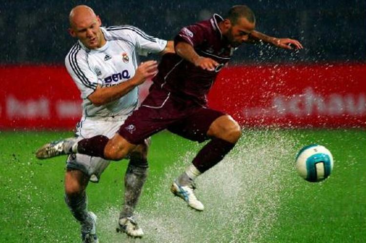 Thomas Gravesen har sandsynligvis ikke nogen fremtid i Real Madrid længere. Her ses danskeren i aktion torsdag, da Real Madrid spillede mod et italiensk hold på en træningslejr i Østrig. - Arkivfoto: AP 