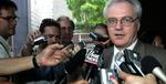 Vitaly Churkin, Ruslands FN-ambassadør, taler til pressen. Det er især Rusland og Kina, der har presset på for at tage mere hensyn til Libanons ændringsforslag. - Foto: AP 
