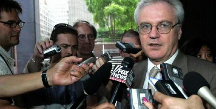 Vitaly Churkin, Ruslands FN-ambassadør, taler til pressen. Det er især Rusland og Kina, der har presset på for at tage mere hensyn til Libanons ændringsforslag. - Foto: AP 