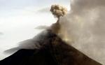 Vulkanen Mayon har sendt røgsøjler af aske 800 meter op i luften. - Foto: AP 