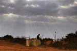 Israels ledere vil i dag beslutte, om den militære aktion skal udvides længere ind i Libanon. Her israels soldat i venteposition i det nordlige Israel. - Foto: AP/David Guttenfelder 