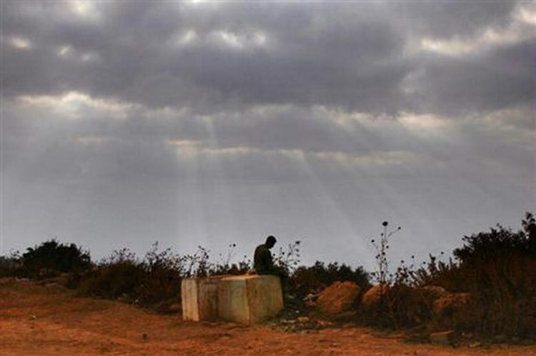 Israels ledere vil i dag beslutte, om den militære aktion skal udvides længere ind i Libanon. Her israels soldat i venteposition i det nordlige Israel. - Foto: AP/David Guttenfelder 