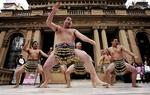 Maori-folket vil ikke finde sig i at blive kaldt krigeriske af natur. Her en gruppe, der optræder med den traditionelle krigsdans haka i Australien. - Foto: Rick Rycroft/AP 