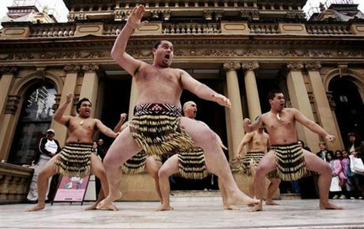 Maori-folket vil ikke finde sig i at blive kaldt krigeriske af natur. Her en gruppe, der optræder med den traditionelle krigsdans haka i Australien. - Foto: Rick Rycroft/AP 
