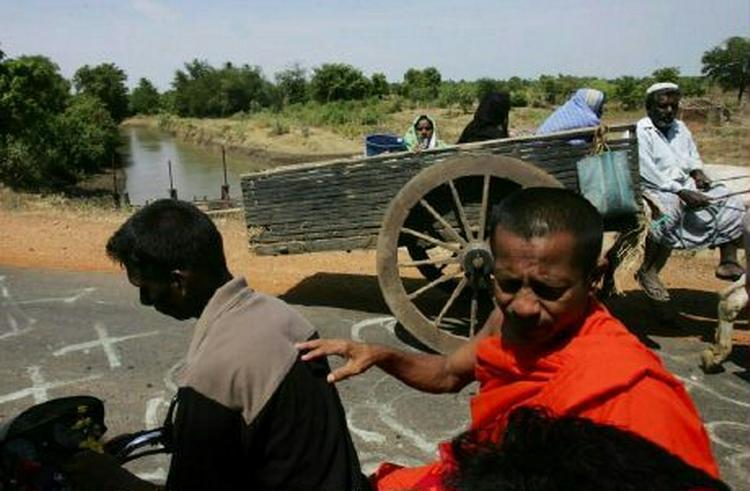 Flygtningen fra Muttur befolker vejene i det nodlige Sri Lanka, hvor våbenhvilen hænger i en tynd tråd. - Foto: AP 