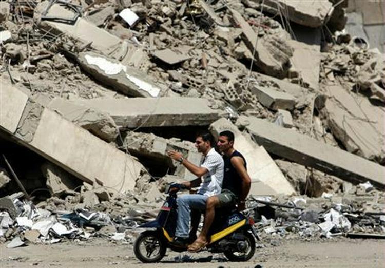 Kampene mellem Israel og Hizbollah fortsætter med både bombefly og kampe på landjorden. Billedet er fra en af Beiruts sydlige forstæder, hvor israelerne bombede mandag. - Foto: AP/Lefkaris 