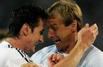 Miroslav Klose (t.v.) og Jürgen Klinsmann i en jubelstund under VM. - Arkivfoto: AP. 