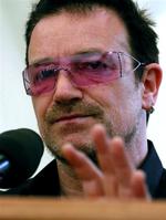 Rockstjernen Bono fra det irske stadionrock-band U2 kritiseres nu for dårlig moral. - Arkivfoto: AP 