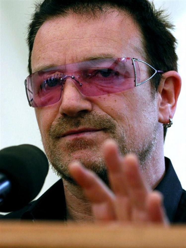 Rockstjernen Bono fra det irske stadionrock-band U2 kritiseres nu for dårlig moral. - Arkivfoto: AP 
