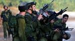 Israelske soldater tæt ved grænsen til Libanon gør våbnene klar. en større offensiv er sat i bero, mens diplomatiet kører. - Foto: AP 