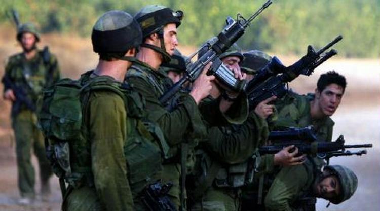 Israelske soldater tæt ved grænsen til Libanon gør våbnene klar. en større offensiv er sat i bero, mens diplomatiet kører. - Foto: AP 