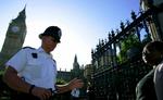 Sikkerhedsniveauet er hævet generelt i London oven på afsløringen af terrorangreb på omkring 10 fly fra Heathrow lufthavn. - Foto: AP 
