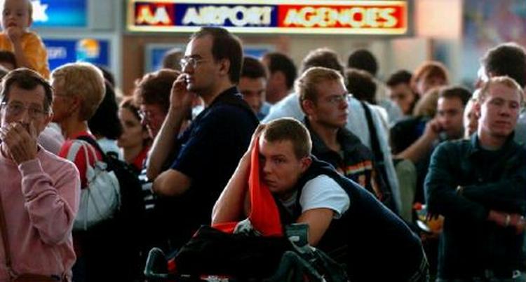 Flypassagerer i London må affinde sig med lange ventetider oven på det forpurrede terrorangreb på fly fra byen. - Foto: AP 