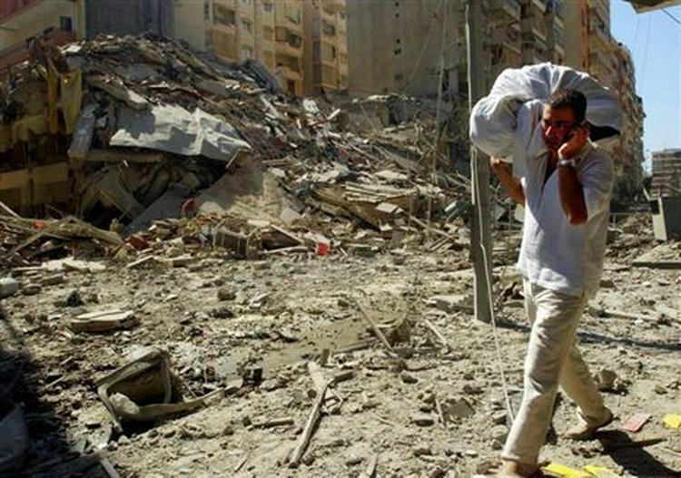 Bomberne er længe faldet i det sydlige Beirut, men nu bomber Israel også mål midt i byen. - Foto: AP 