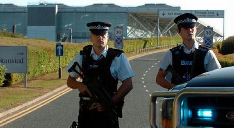Politi bevogter alle indfaldsvejene til lufthavne i London. - Foto: AP 