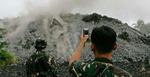 En soldat tager et billede af lavaen fra vulkanen Mayon. - Foto: AP 