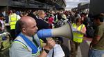 Passagerer blev gennet uden for Heathrow lufthavn efter, at myndighederne afværgede et terrorangreb, der angiveligt skulle have medført, at flere fly blev bragt til sprængning. Ifølge en ekspert stod al-Qaeda bag. - Foto: AP 