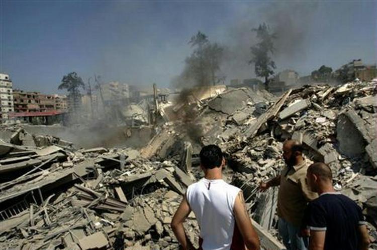 Israelske fly har i morgentimerne atter bombet Beirut og adskillige mål i grænseområdet i det sydlige Libanon. Mindst 13 meldes dræbt. - Foto: AP 