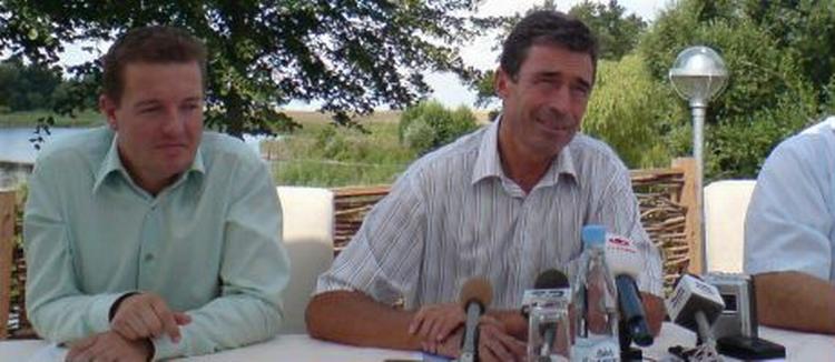 Statsminister Anders Fogh Rasmussen (V) ses her i dag sammen med Jens Rohde (V) på Venstres sommergruppemøde på Sørup Herregaard ved Ringsted. - Foto: Peter Hove Olesen 