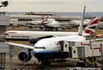 Flytrafikken til og fra Heathrow er også fredag påvirket af begivenhederne i går. Der er store forsinkelser på alle fly, hvis ikke afgangene er aflyste. - Foto: AP 