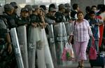 Politi forsøger at lægge en blokade mellem stridende demonstranter i Mexico. - Foto: AP 