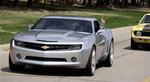 Den nye Camaro kører, fulgt af en af de gamle. Chevrolet regner med et salg på 100.000 biler om året fra 2009. Foto: AP 
