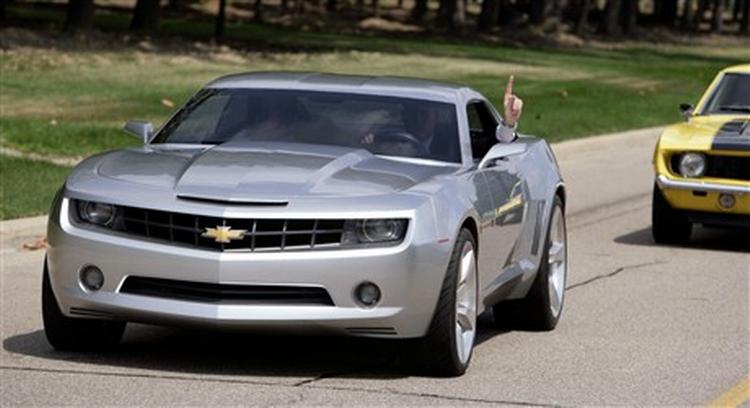 Den nye Camaro kører, fulgt af en af de gamle. Chevrolet regner med et salg på 100.000 biler om året fra 2009. Foto: AP 