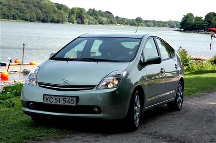 Toyota Prius har fået et beskedent facelift, men det mest spændende ved bilen er den nye parkeringspilot. Foto: Toyota 