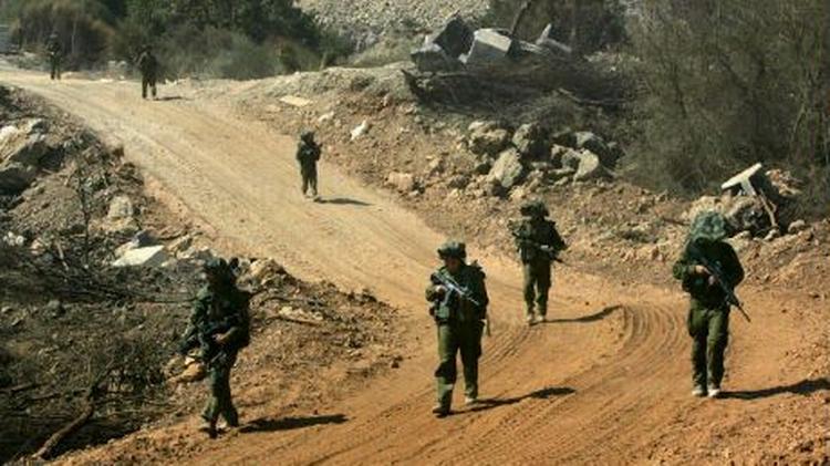 Israelske soldater trænger ind i det sydlige Libanon. - Foto: AP 