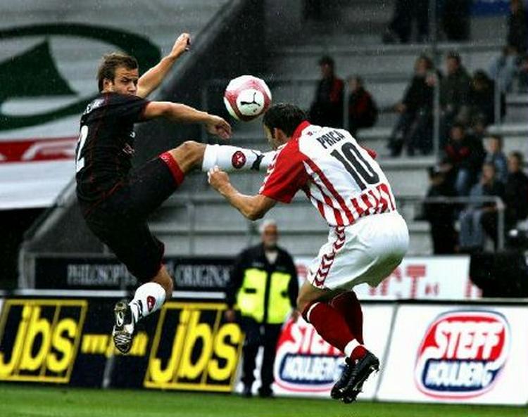 AaB's svenske topscorer, Prica (hvid), imponerede i Herning, men fik ikke scoret. - Foto: Johnny Frederiksen 
