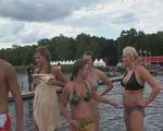 Trods skyer og regn har der stadig været basis for en dukkert i søen nær festivalpladsen. - Foto: LocalEyes 