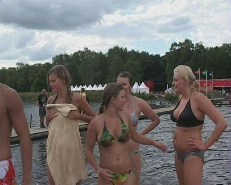 Trods skyer og regn har der stadig været basis for en dukkert i søen nær festivalpladsen. - Foto: LocalEyes 