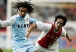 Patrick Mtiliga (t.v.) i kamp med Ajax-spilleren Mauro Rosales i efteråret 2004. - Arkivfoto: AP. 