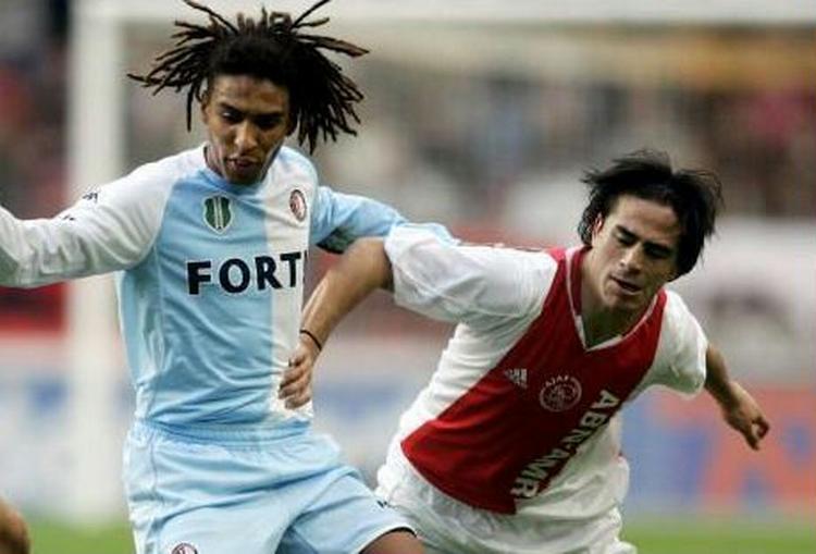 Patrick Mtiliga (t.v.) i kamp med Ajax-spilleren Mauro Rosales i efteråret 2004. - Arkivfoto: AP. 