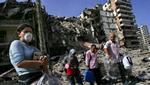 Libaneserne er begyndt at vende tilbage til deres hjem i Beirut, efter våbenhvilen ser ud til at holde. Og nu skal der også ryddes op efter en stor olieforurening nord for byen. - Foto: AP 
