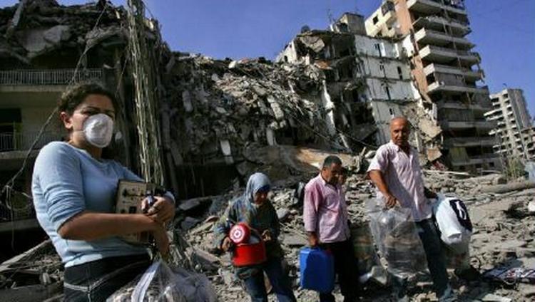 Libaneserne er begyndt at vende tilbage til deres hjem i Beirut, efter våbenhvilen ser ud til at holde. Og nu skal der også ryddes op efter en stor olieforurening nord for byen. - Foto: AP 