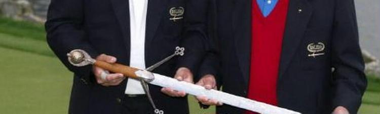 Det traditionelle 'Highland Claymore'-sværd bliver også i Skotland brugt som præmier ved for eksempel sportsbegivenheder. - Arkivfoto: AP 