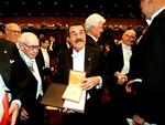 PRIS. Selv om det kræves, at Günter Grass fratages sine priser og anerkendelser, får han dog lov til at beholde sin Nobelpris i litteratur, som han fik overrakt i Stockholm 10. december 1999 (bill.). Det meddelte Nobelstiftelsen i går.   Arkivfoto 
