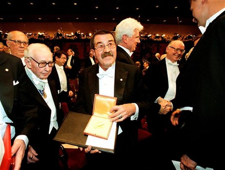 PRIS. Selv om det kræves, at Günter Grass fratages sine priser og anerkendelser, får han dog lov til at beholde sin Nobelpris i litteratur, som han fik overrakt i Stockholm 10. december 1999 (bill.). Det meddelte Nobelstiftelsen i går.   Arkivfoto 