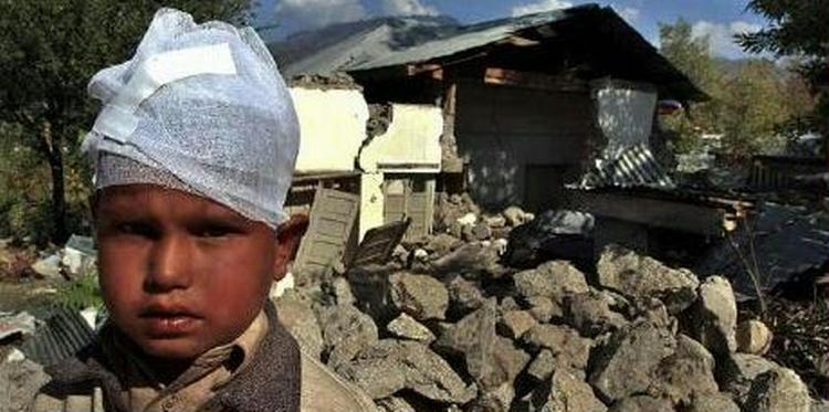Mere end 70.000 mennesker mistede livet ved jordskælvet i Kashmir sidste år. Hundredtusinder blev gjort hjemløse. - Foto: AP 