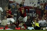 Frank Lampard og Peter Crouch sørger i skøn forening for en scoring mod Grækenland. - Foto: AP 