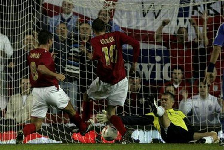 Frank Lampard og Peter Crouch sørger i skøn forening for en scoring mod Grækenland. - Foto: AP 