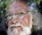GODE ØJNE. Der er også fordele ved overvågningssamfundet, mener Svend Åge Madsen   i hvert fald dét samfund, han skildrer i sin nye bog. Folk får en større ansvarsfølelse   »de er blevet hinandens værger«, siger han.   Foto: Rasmus Baaner 