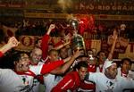 Internacional-spillerne med den store Copa Libertadores-pokal. - Foto: AP. 