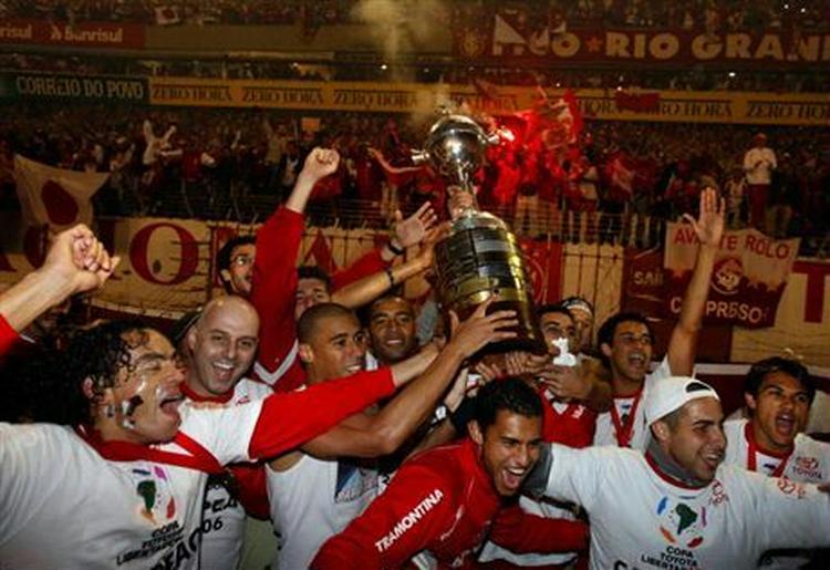 Internacional-spillerne med den store Copa Libertadores-pokal. - Foto: AP. 